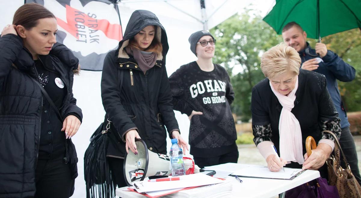 Czarny protest w Warszawie i stu innych miastach Polski