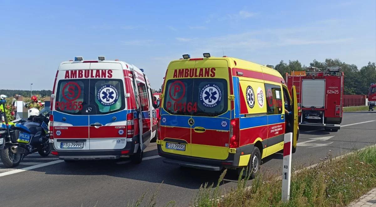 Wypadek w Wielkopolsce. Bus z dziećmi zderzył się z osobówkami