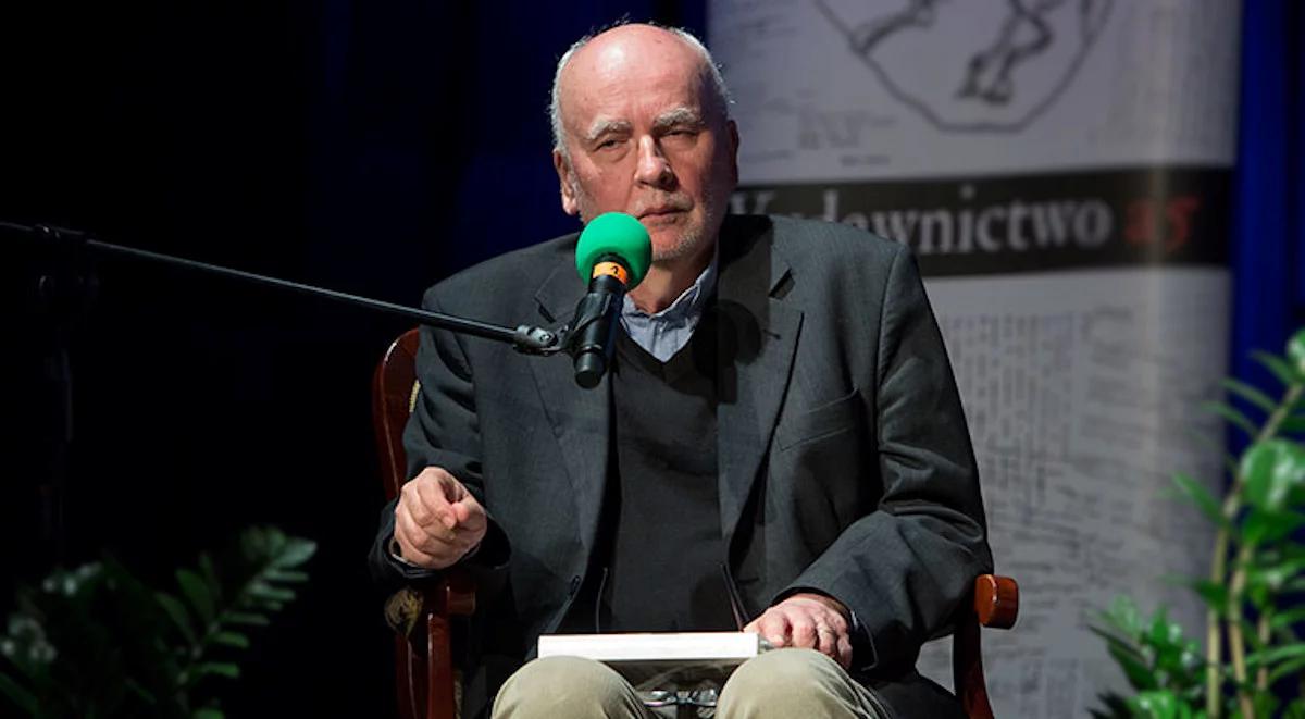 Poezja i "okaleczony świat". Wspominamy Adama Zagajewskiego  