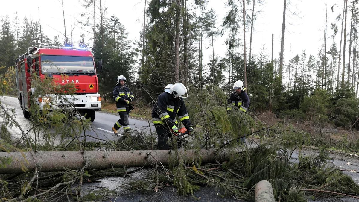 Małopolskie: w Tatrach szaleje halny, uszkodzone dachy i samochody