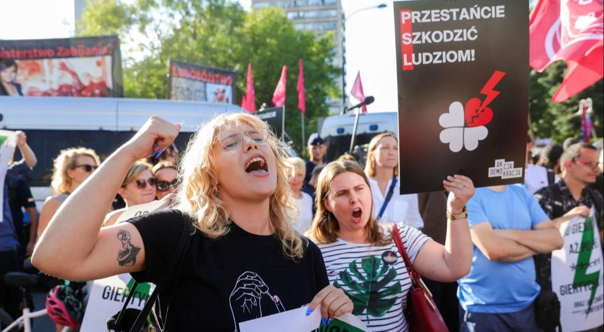 Kobiety wyszły na ulice, chodzi o aborcję. Gramatyka: należy przywrócić kompromis