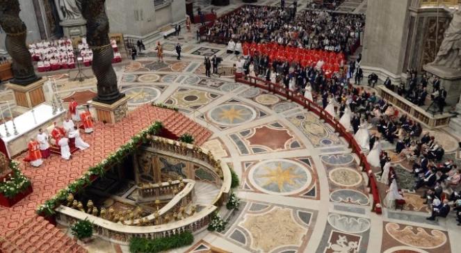 Papież Franciszek udzielił ślubu 20 parom. "Życie to nie serial"