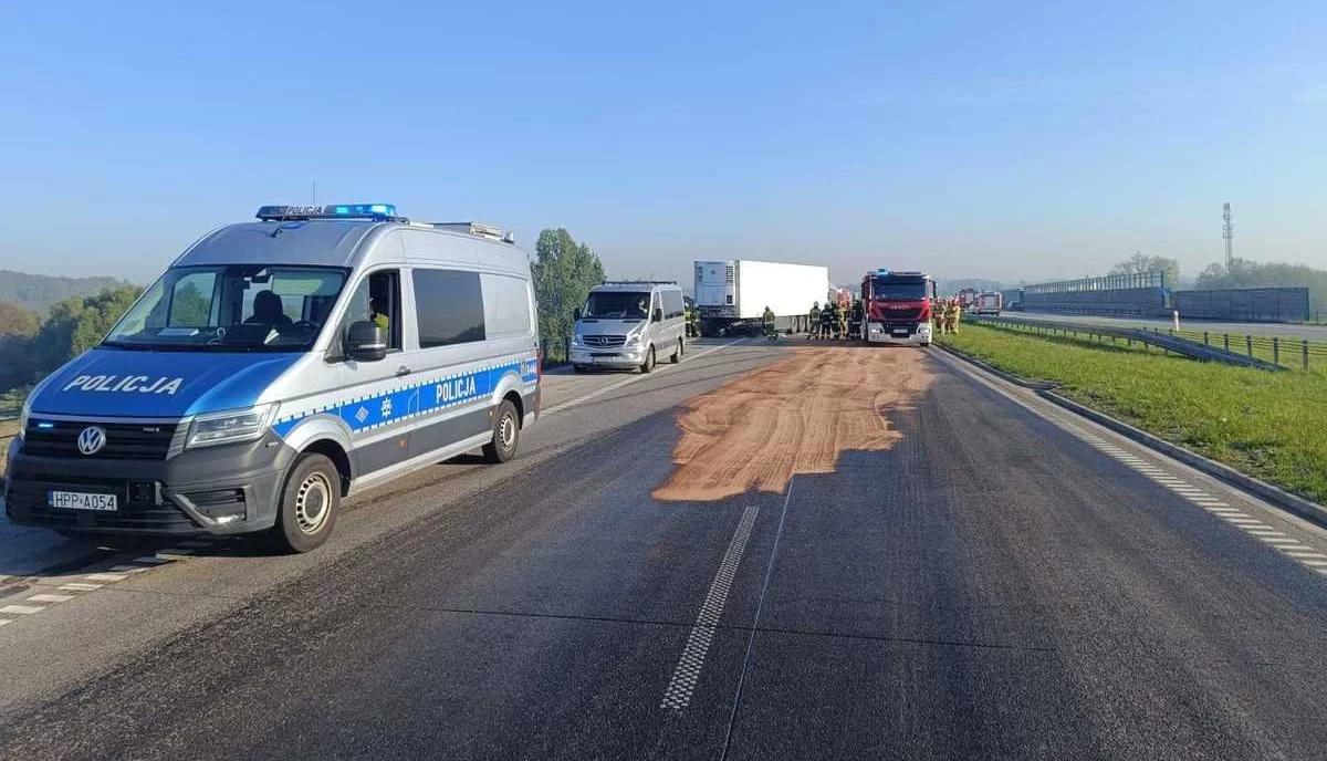 Wystrzeliła opona, z baku rozlało się paliwo. Utrudnienia na A1