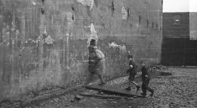 Powstanie Warszawskie. 18 sierpnia 1944. Warszawa płonie. Trwa walka na butelki zapalające i miotacze ognia