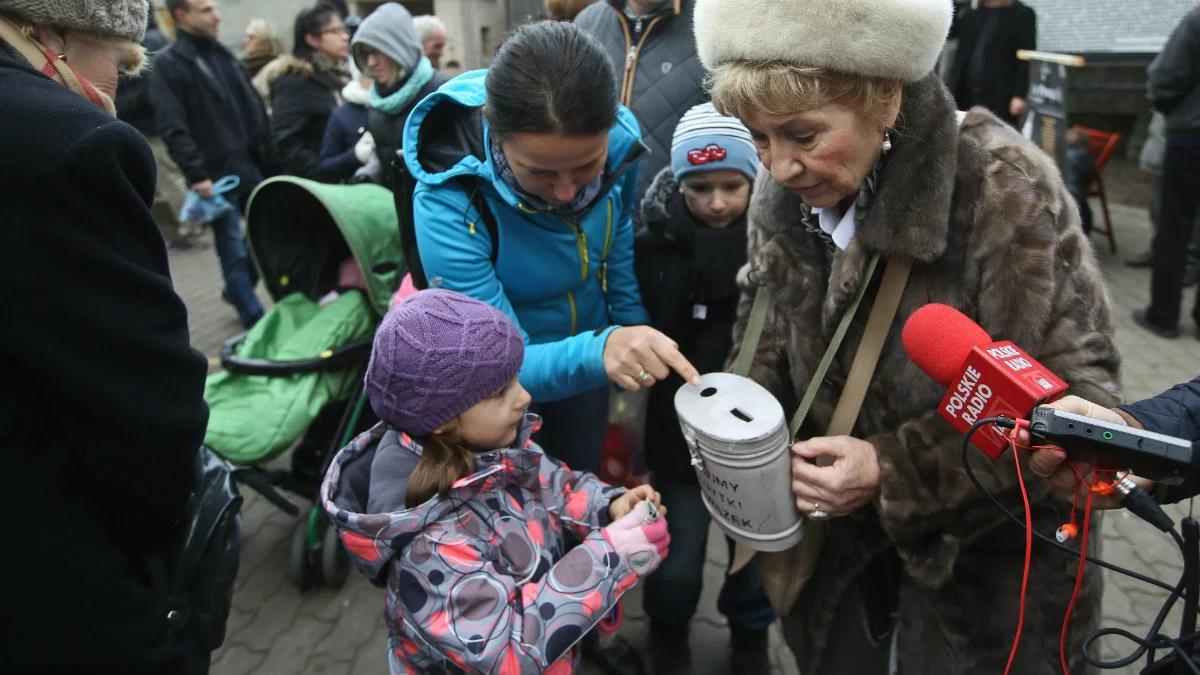 Dzień hojności na cmentarzach. Zbiórki i kwesty w całej Polsce