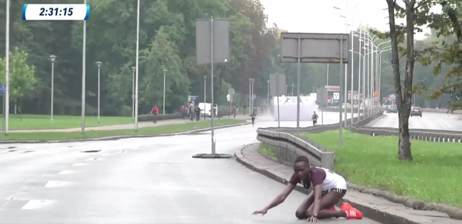 Dramatyczne sceny podczas Maratonu Warszawskiego. Kenijka upada kilometr przed metą