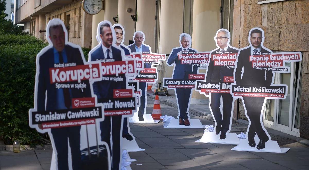 PiS rusza z kolejną odsłoną akcji "Drużyna afer Tuska". "Pokażemy sprawy, które Tusk zamiótłby pod dywan"