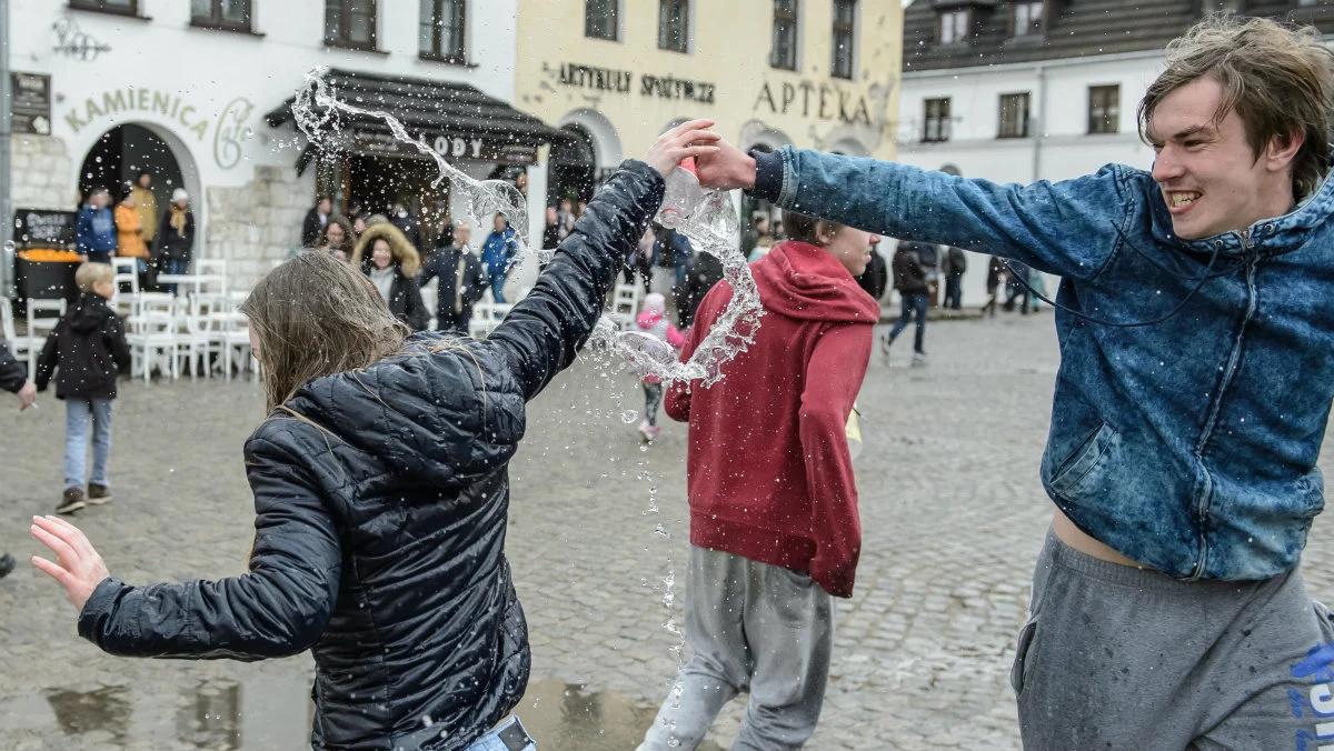 Śmigus-dyngus. Polewanie wodą to nie jedyna dzisiejsza tradycja