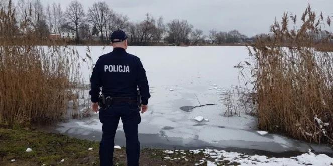 O krok od tragedii. Pod kobietą załamał się lód, stała zanurzona po szyję w wodzie