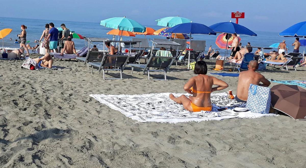 Włochy. 17-latek zginął w wykopanym tunelu na plaży
