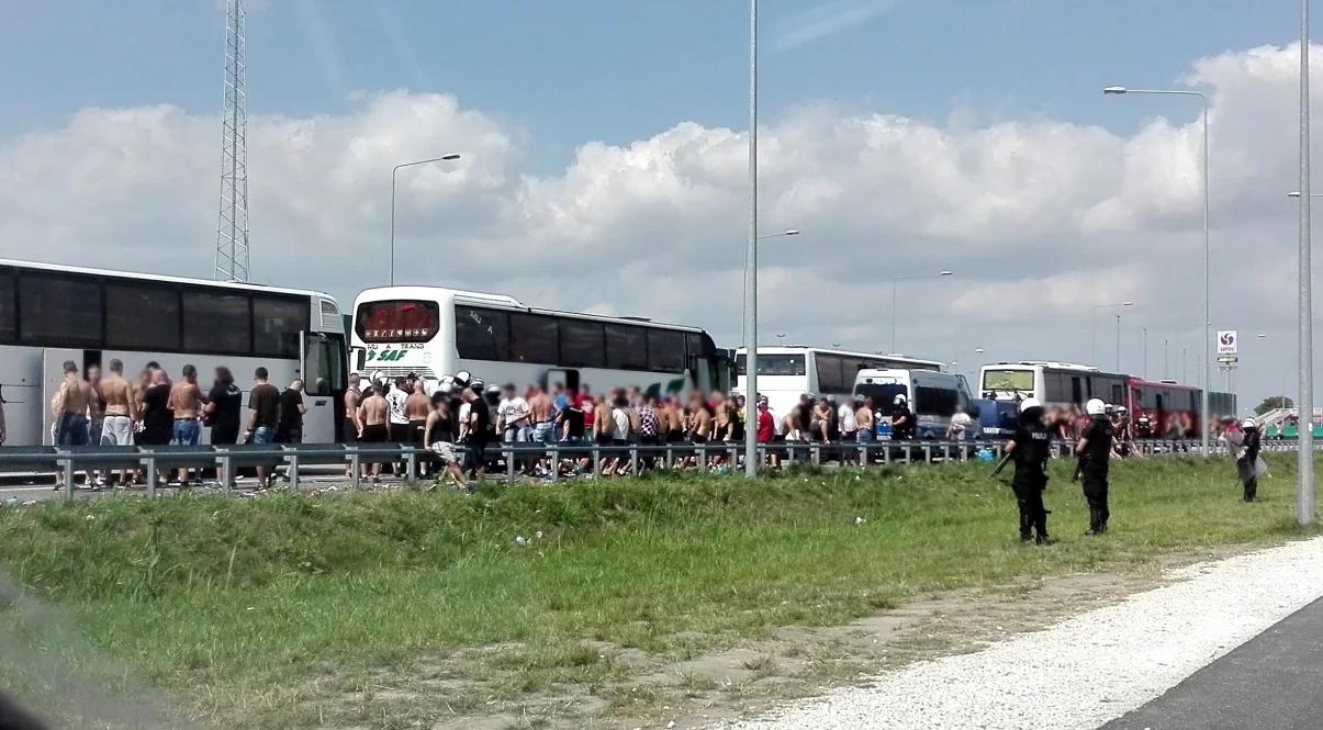 Starcie pseudokibiców na autostradzie A1. Są ranni