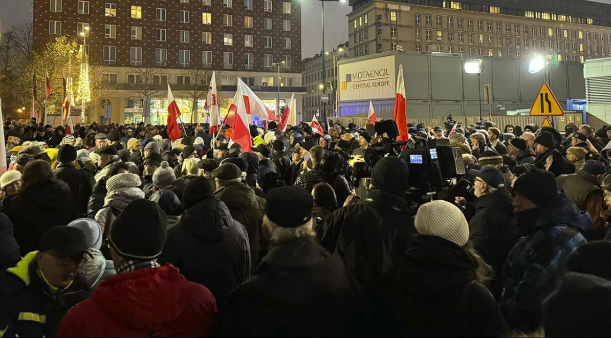 Demonstracja w obronie mediów publicznych. Tłumy manifestowały przed siedzibą TVP