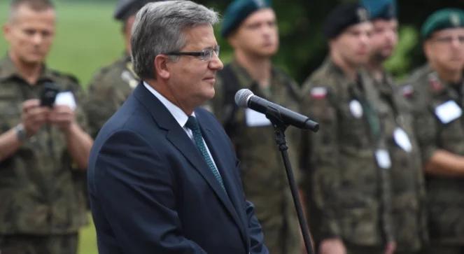 Zakłócili uroczystość. Komorowski: lewatywa dobrze robi na głowę [wideo]