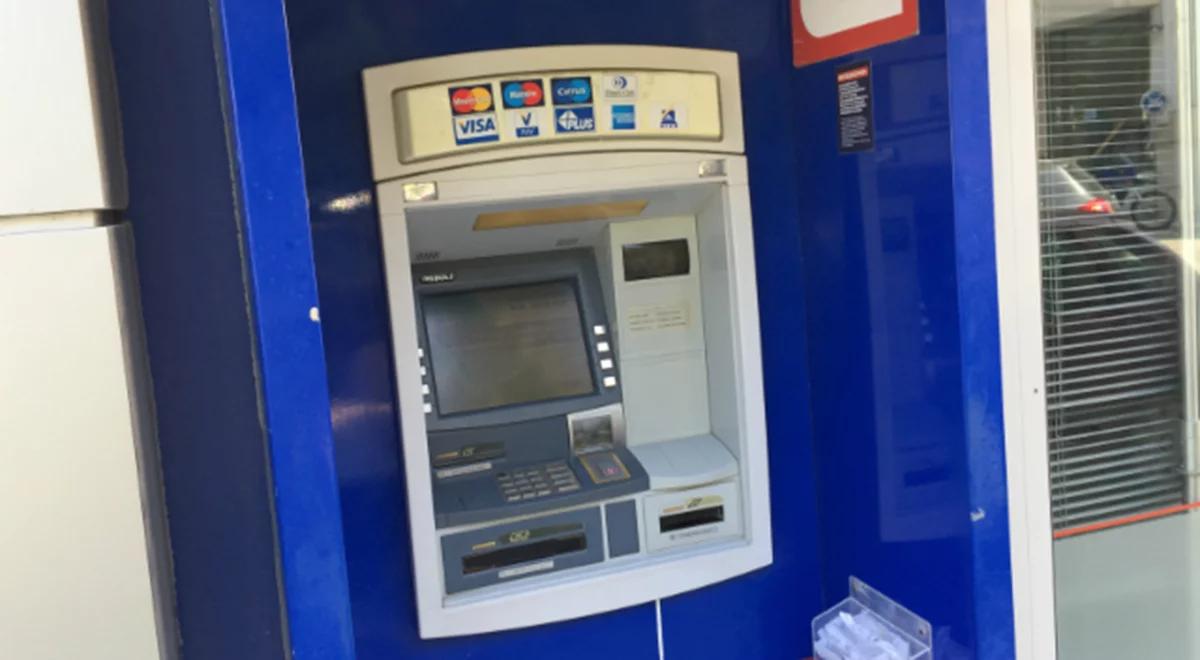 Złodzieje wysadzili bankomat we Wrocławiu i ukradli pieniądze. Policyjna obława