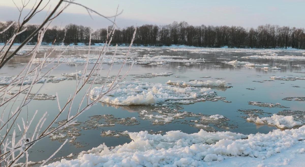 Wchodzenie na zamarzniętą pokrywę lodową jest niebezpieczne. "Nurt rzeki może porwać nas dalej"