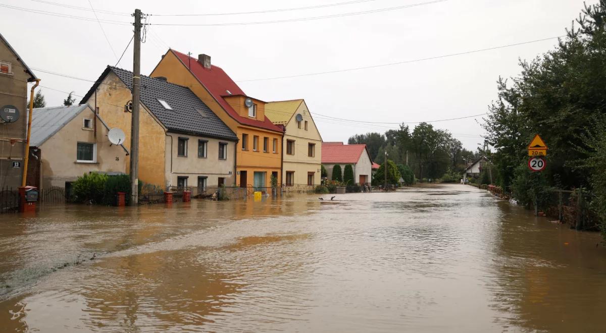 Ewakuacja w Paczkowie i Lewinie Brzeskim. W akcji śmigłowiec [NA ŻYWO]