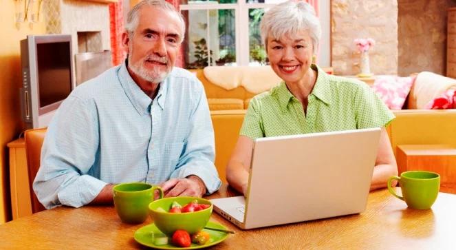 Seniorzy coraz chętniej korzystają z Internetu. Potrzebna jednak edukacja