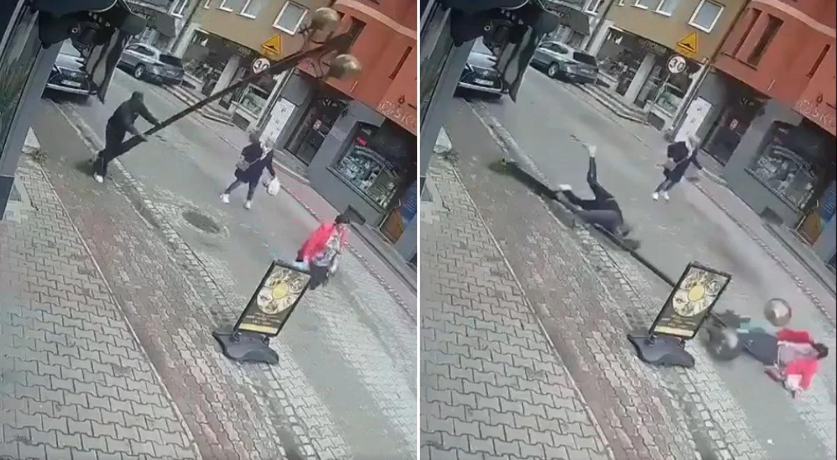 Przechodził i oparł się o latarnię. Ta runęła na kobietę
