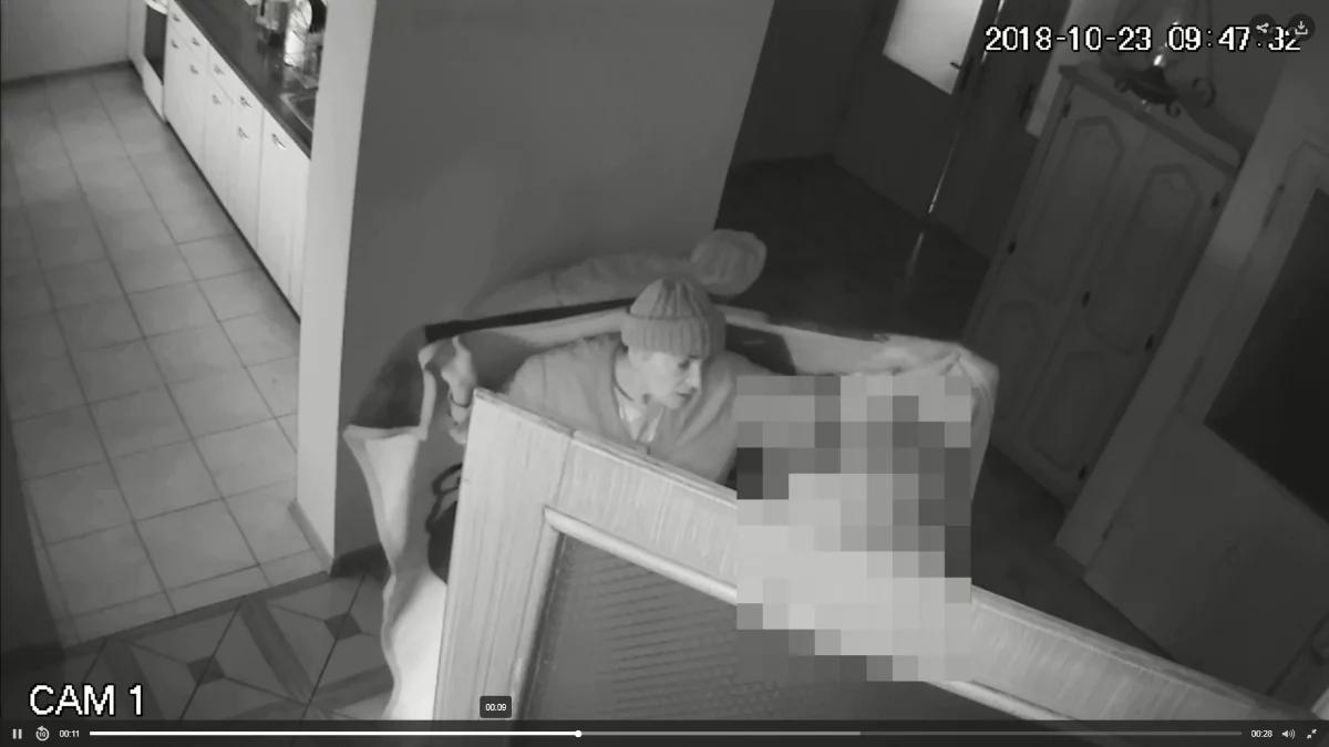 Blizanów: dwie złodziejki okradły starszą panią metodą "na koc". Nagrał je monitoring