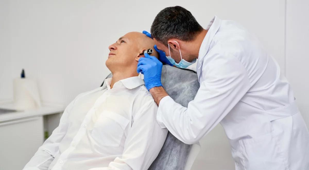 Kierownik kliniki otorynolaryngologii: po COVID-19 pojawiają się uszkodzenia słuchu 