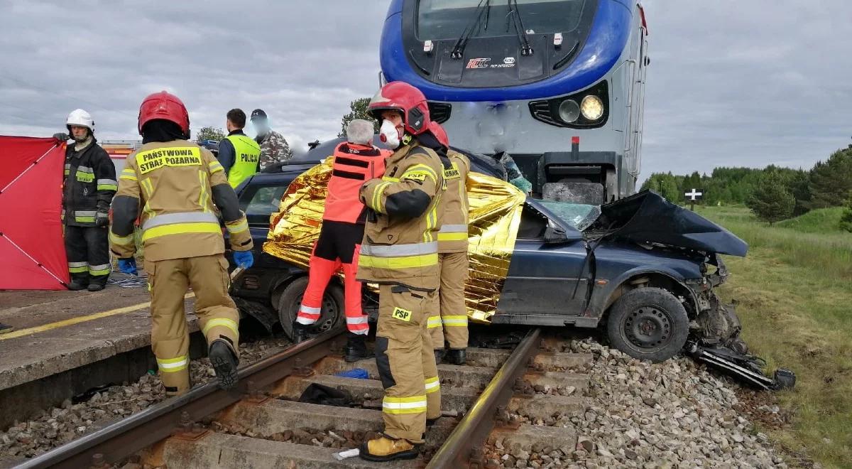 Warmińsko-mazurskie: samochód wjechał pod pociąg. 3 osoby nie żyją