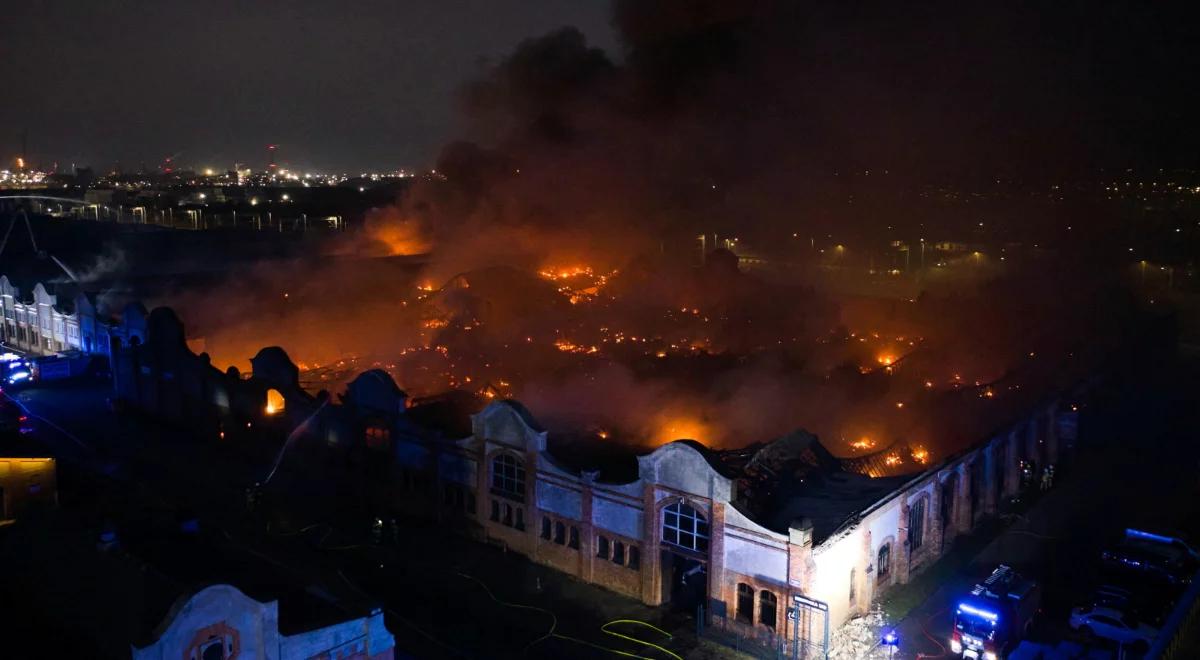 Pożar w Gdańsku. Z ogniem walczy 150 strażaków. "Niesprzyjające warunki"