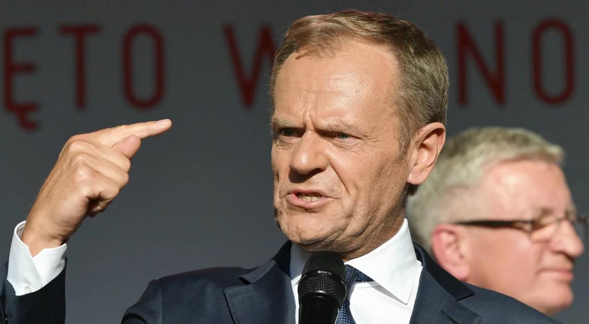 Donald Tusk: wasza telewizja publiczna, nasz internet. Ten raport wskazuje inaczej