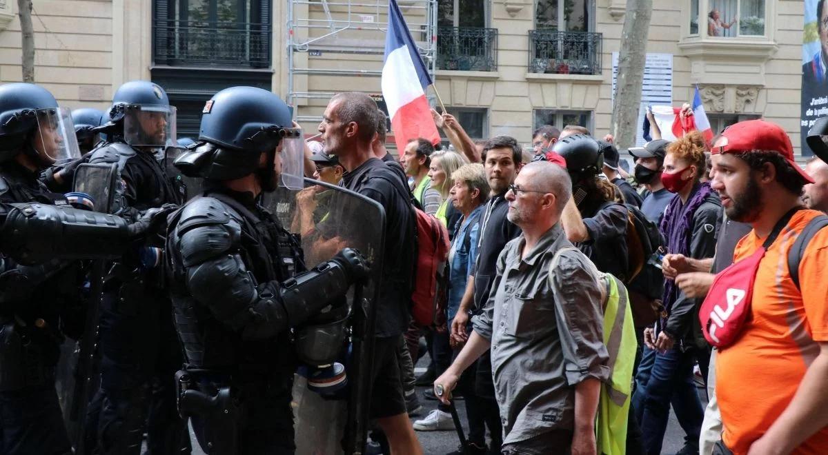 Francja: wszedł w życie obowiązek szczepień przeciw COVID-19 dla pracowników służby zdrowia. Protesty w kilku miastach