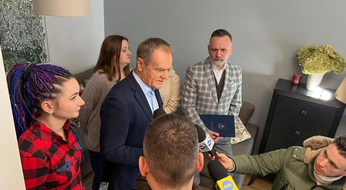 Tusk z kamerami odwiedził "przypadkową panią Edytę". Kobieta okazała się działaczką PO