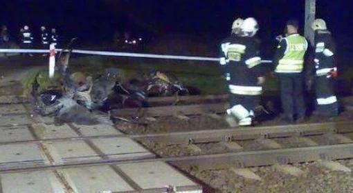 Tragiczny wypadek na torach: dwa pociągi staranowały auto. Nie żyje kierowca