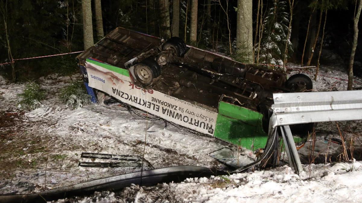 Wypadek busa na drodze na Łysą Polanę w Tatrach