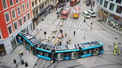 Tramwaj z pasażerami wjechał p...