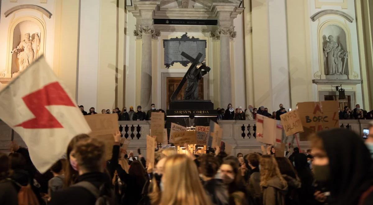 Prof. Reginia-Zacharski: protesty uliczne inspiruje ruch antykościelny i antychrześcijański