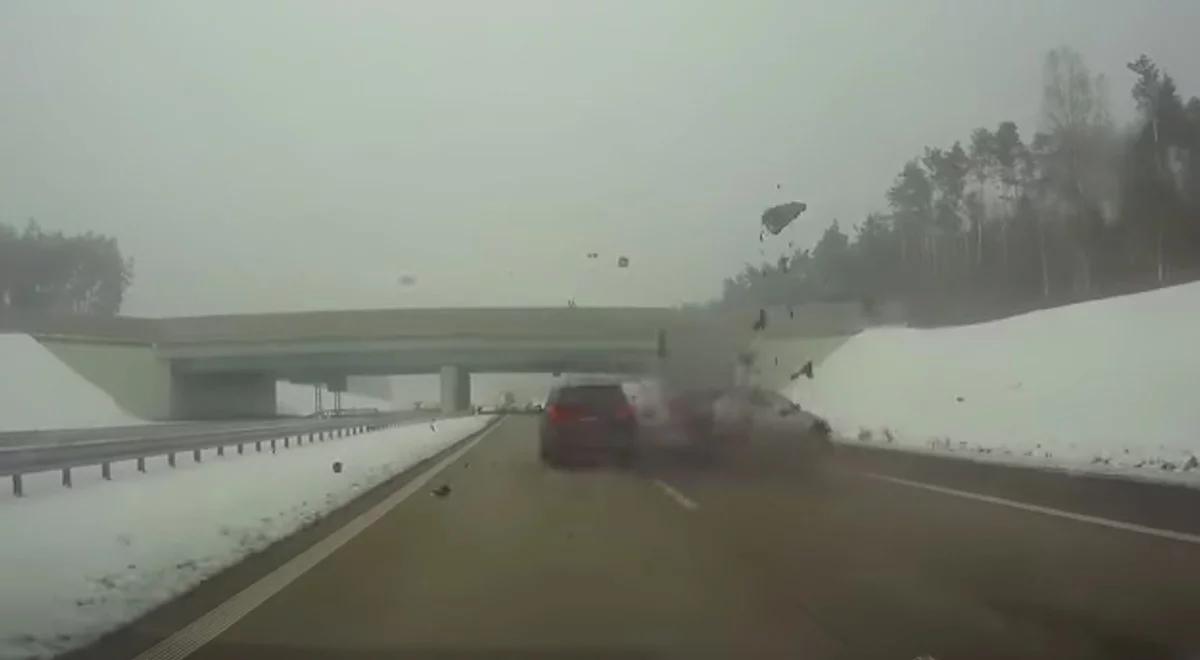 Chwile grozy na autostradzie A1: BMW taranuje skodę. Samochód praktycznie się rozpadł [WIDEO]