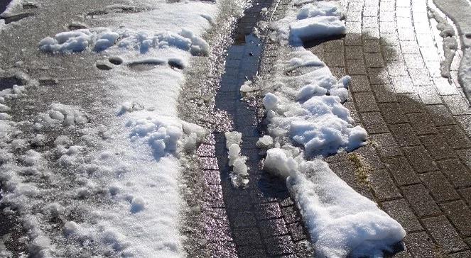 Upadek na nieodśnieżonym chodniku. Kiedy należy się odszkodowanie? 