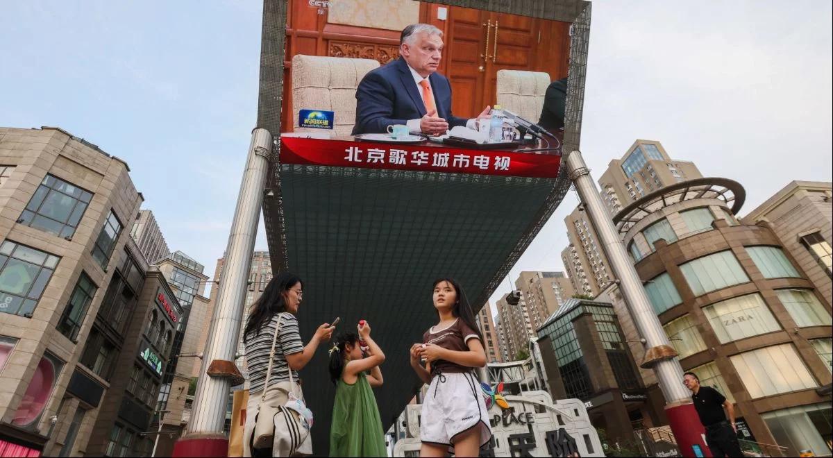 Viktor Orban w Chinach. Behrendt: pozuje na kogoś większego