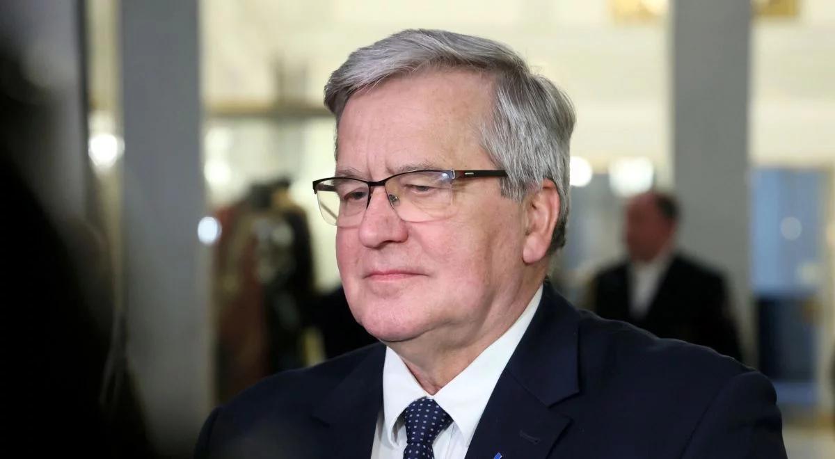 Spotkanie Duda - Trump. Komorowski: mam nadzieję, że nie powtórzy się sytuacja z przykucaniem przy biurku