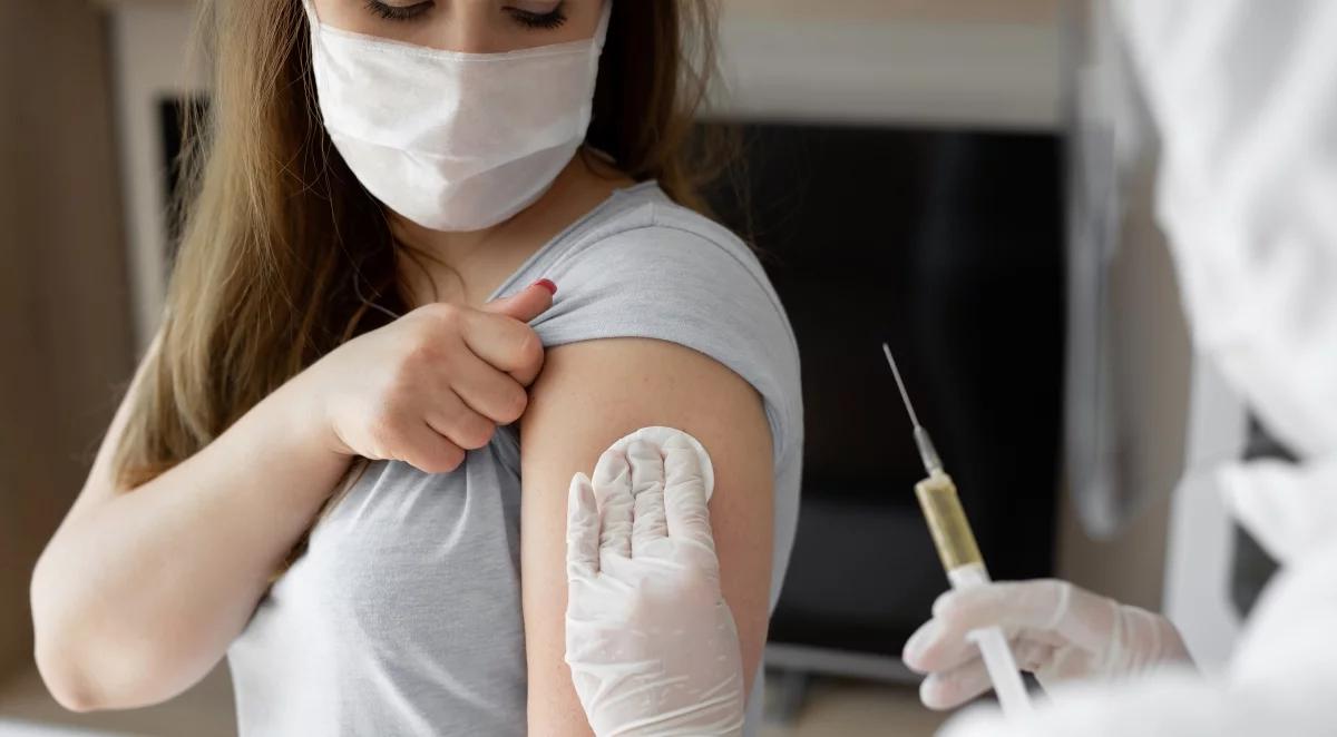 "Odporność przeciwko grypie po szczepieniu utrzymuje się przez pół roku". Ekspert wyjaśnia