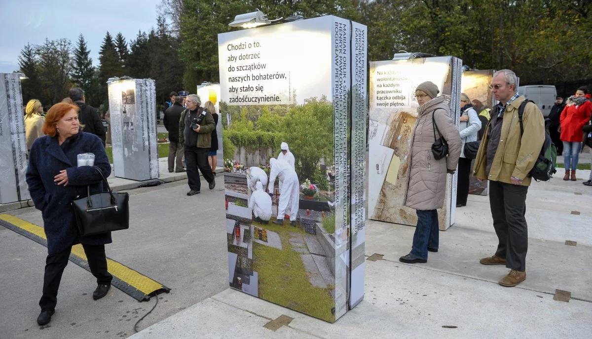 "Na karty historii powróciły nazwiska patriotów". Na Powązkach otwarto wystawę o "Łączce"