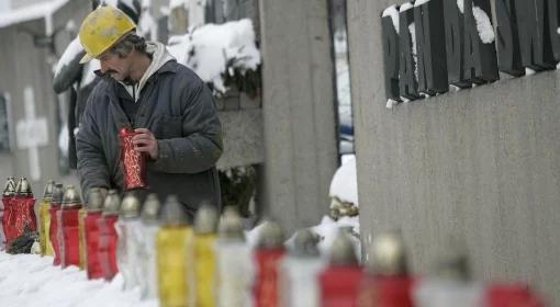 Grudzień 70: znicze na przerwie w pracy