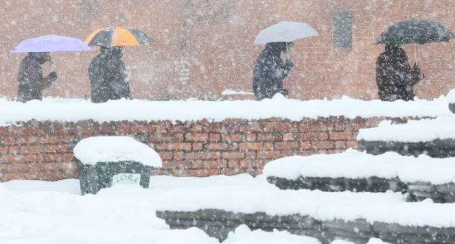 Uwaga! Znów zasypie nas śnieg! Na drogach ślisko