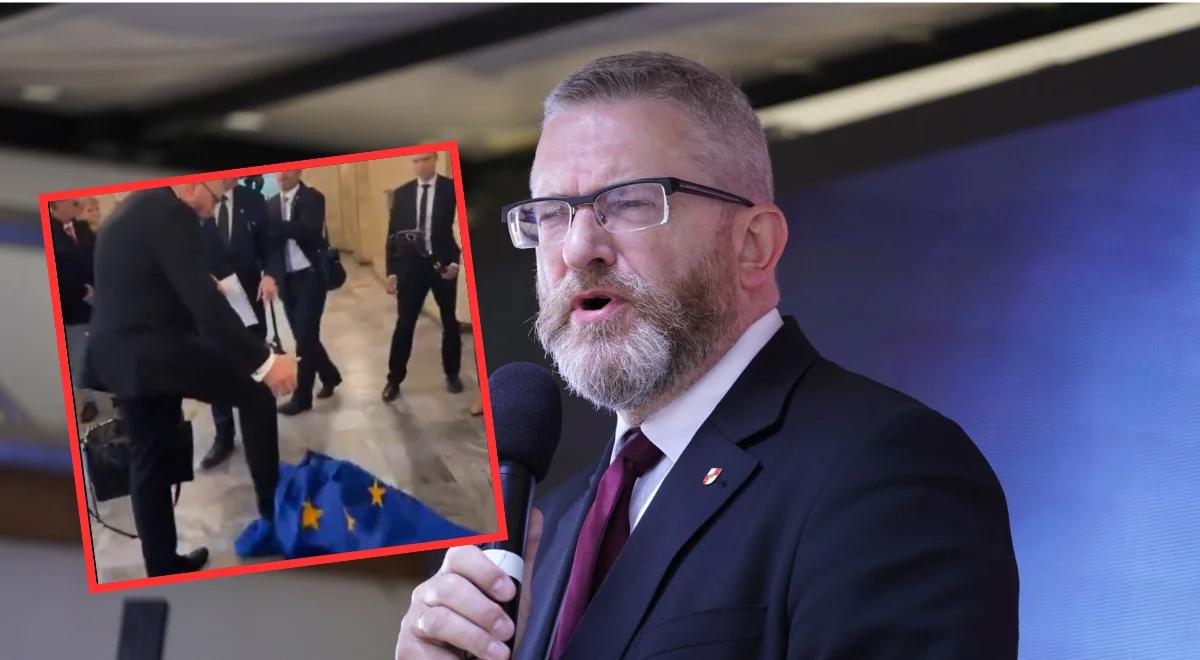 Grzegorz Braun zerwał flagę UE i wytarł nią buty. Do sieci trafiło nagranie