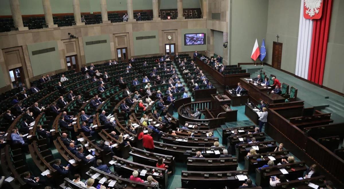 PiS na czele, Hołownia wchodzi do Sejmu. Nowy sondaż