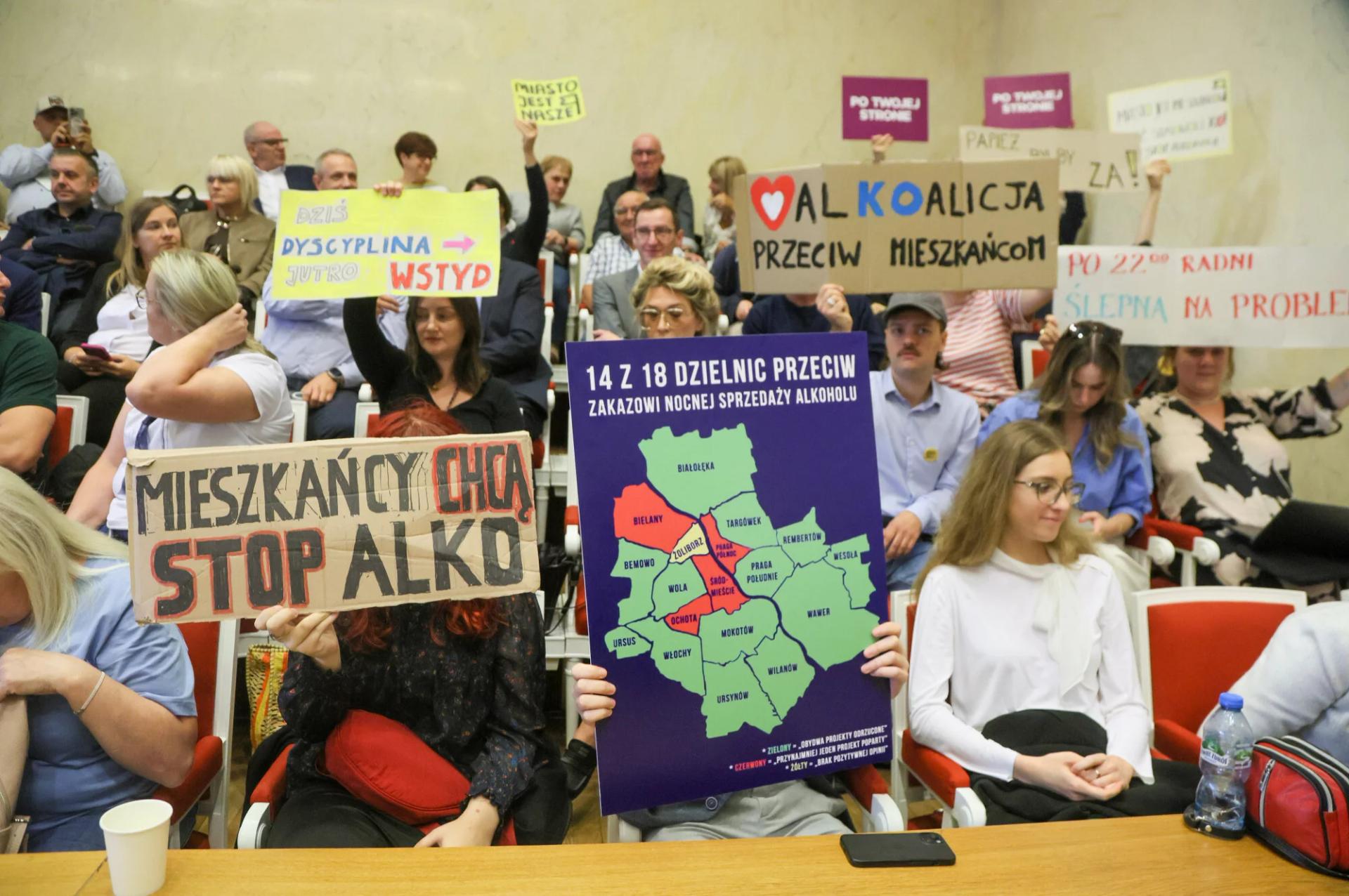 Awantura radnych o nocną prohibicję w Warszawie. Sawicki: fałszywa ochrona przedsiębiorców