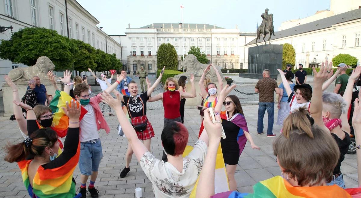 "Zacznijmy rozmawiać poważnie o wychowaniu dzieci". Poseł PiS o "tęczowym disco" przed Pałacem Prezydenckim