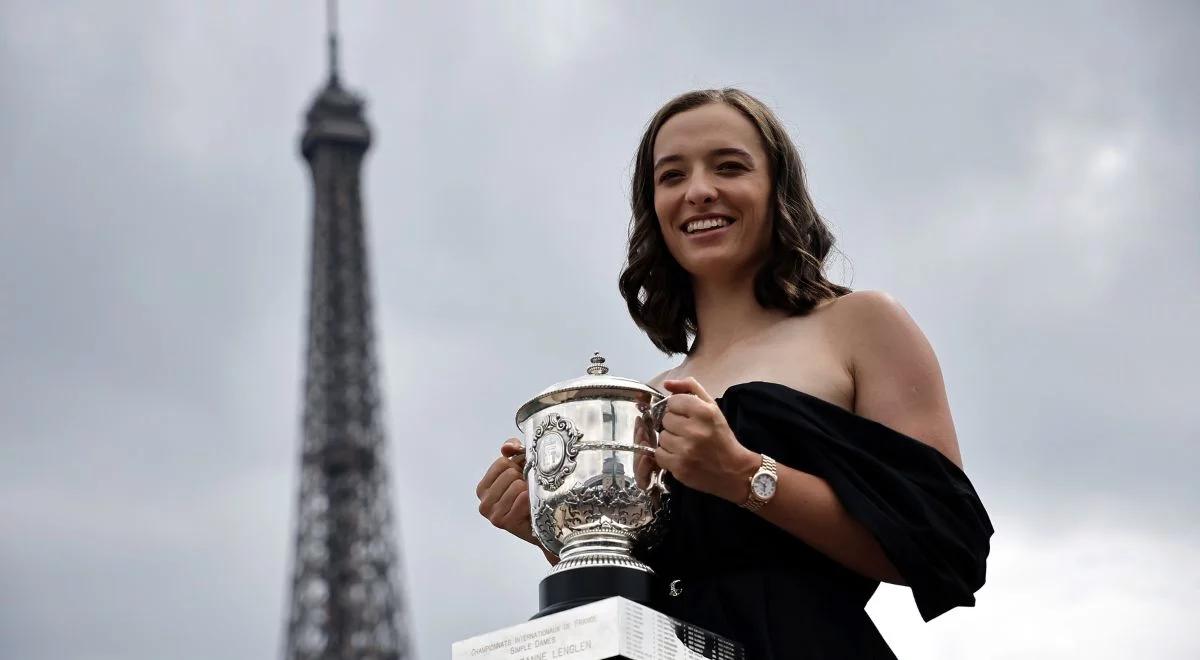 Roland Garros: Iga Świątek w wyjątkowej sesji! Mistrzyni French Open z pucharem na tle wieży Eiffla 