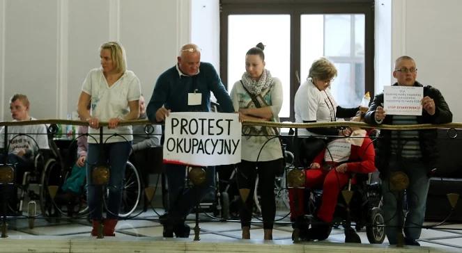 Rodzice niepełnosprawnych dzieci rozpoczęli protest okupacyjny w Sejmie