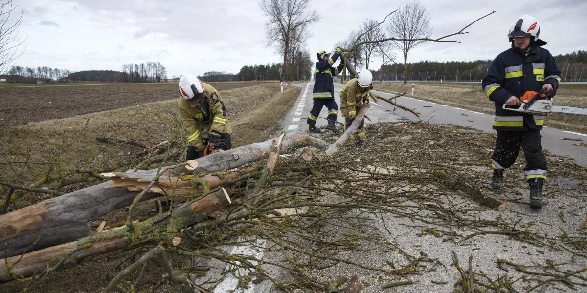 Wichury nad Polską. Strażacy walczą z silnym wiatrem i podtopieniami