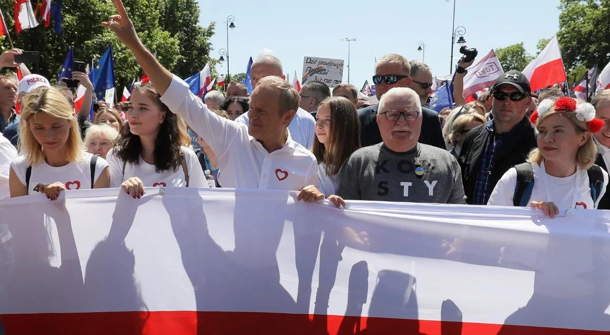 Lech Wałęsa wystąpił na marszu Tuska i... zmęczył publiczność. "Mam więcej medali niż Breżniew"