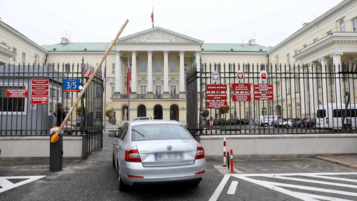 Samochody warszawiaków są złe, auta urzędników ratusza - dobre? Stołeczny radny złożył interpelację